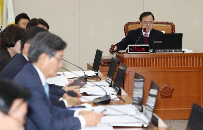 28일 오후 국회에서 열린 보건복지위원회 전체회의에서 이명수 위원장이 회의를 주재하고 있다. 연합뉴스