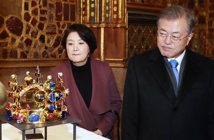 G20 정상회의 중간 기착지인 체코 프라하를 방문 중인 문재인 대통령과 부인 김정숙 여사가 28일 오전(현지시간) 프라하 성을 방문해 성 바츨라프 왕관을 바라보고 있다. 연합뉴스