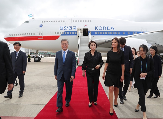 G20(주요 20개국) 정상회의에 참석하는 문재인 대통령과 부인 김정숙 여사가 29일 오전(현지시간) 아르헨티나 부에노스아이레스 에세이사 국제공항에 도착 후 공항을 나서고 있다. 부에노스아이레스=연합뉴스