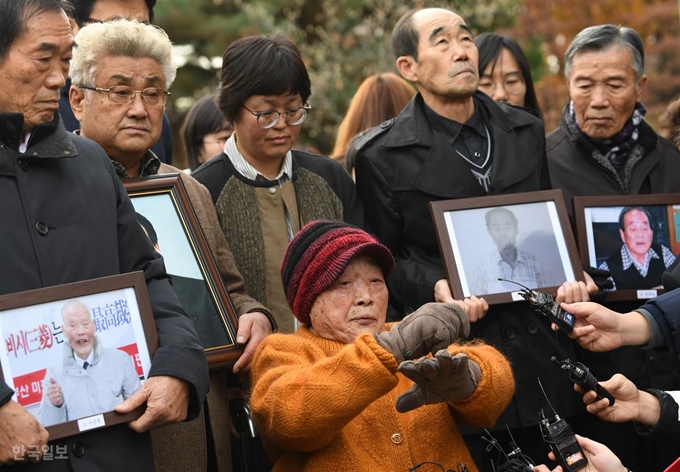 미쓰비시중공업 강제동원 피해자 손배소 대법원 판결을 앞둔 29일 오전 서울 서초구 대법원 앞에서 강제동원 피해자 김성주 할머니를 비롯한 시민단체 회원들이 대법원으로 들어가며 피해자들에게 사죄와 보상을 촉구하고 있다. 신상순 선임기자