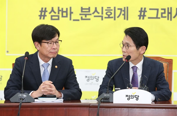 정의당 윤소하 원내대표(오른쪽)가 26일 오후 면담을 위해 국회로 찾아온 김상조 공정거래위원회 위원장과 얘기하고 있다. 연합뉴스