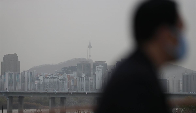 지난 28일 오전 서울 도심이 자욱한 미세먼지로 흐릿하게 보이고 있다. 연합뉴스