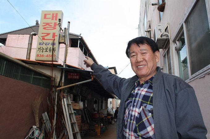 증평대장간 주인 최용진씨가 장뜰시장 골목에 가게 터를 잡게 된 사연을 들려주고 있다. 이 대장간은 최씨 혼자 세우고 가꾼 ‘1인 점포’이다.