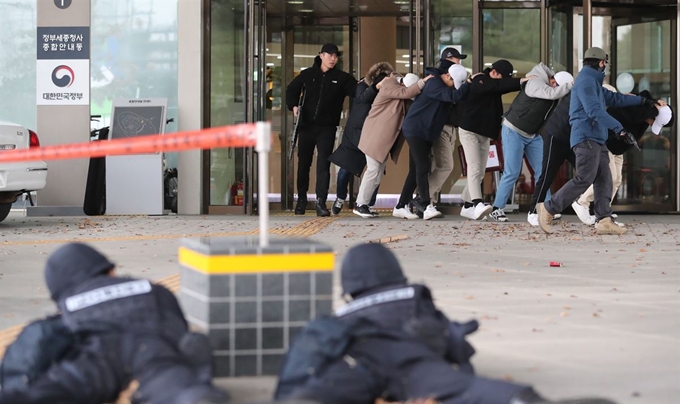 29일 오후 정부세종청사에서 충남경찰청 세종경찰서 주관으로 열린 대테러훈련에서 테러범들이 청사 직원 및 시민들을 납치하고 있다. 연합뉴스