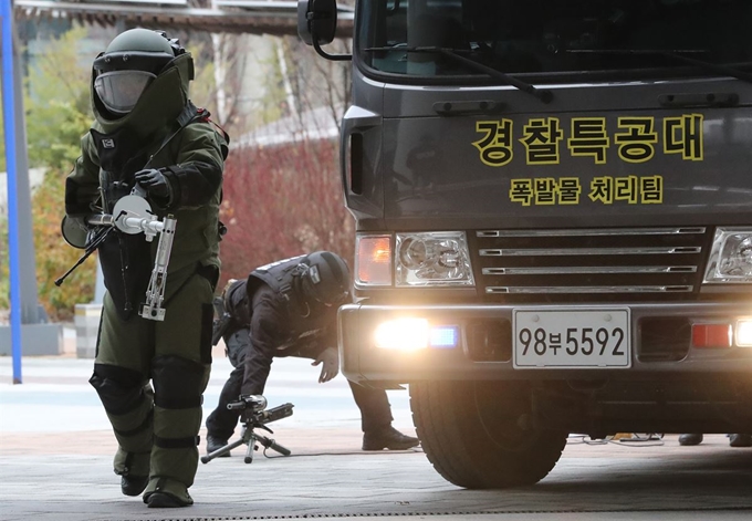 29일 오후 정부세종청사에서 충남경찰청 세종경찰서 주관으로 열린 대테러훈련에서 경찰특공대 폭발물 처리팀이 출동하고 있다. 연합뉴스