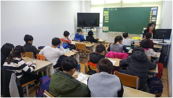 과밀학급 문제가 심각한 인천 청라국제도시 한 초등학교의 학생들이 교실로 꾸민 학교운영위원실에서 수업을 듣고 있다. 독자 제공