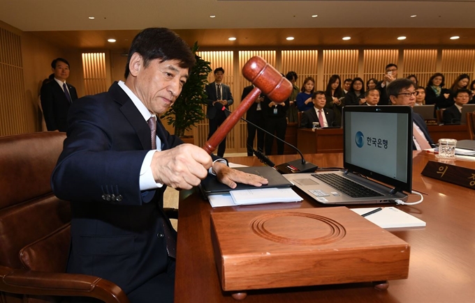 이주열 한국은행 총재가 지난달 18일 오전 서울 중구 한국은행 본부에서 열린 금융통화위원회 회의에서 의사봉을 두드려 개회를 알리고 있다. 배우한 기자