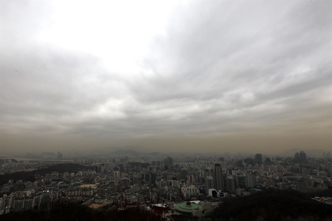 중국발 황사와 미세먼지 확산이 이어진 29일 오후 서울 서초구 우면산에서 바라본 도심에 미세먼지띠가 뚜렷하게 보이고 있다. 뉴스1