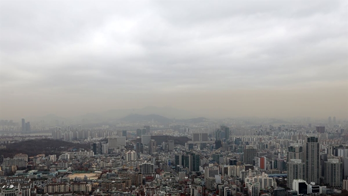 중국발 황사와 미세먼지 확산이 이어진 29일 오후 서울 서초구 우면산에서 바라본 도심에 미세먼지띠가 뚜렷하게 보이고 있다. 뉴스1