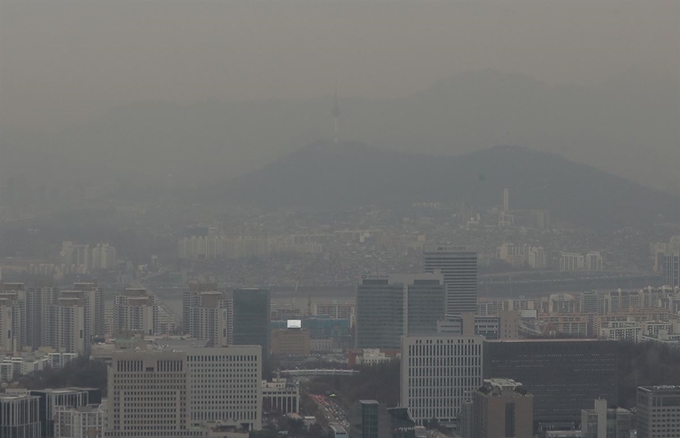 중국발 황사와 미세먼지 확산이 이어진 29일 오후 서울 서초구 우면산에서 바라본 도심이 뿌옇다. 뉴스1