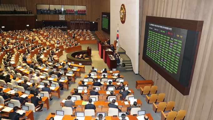 29일 국회가 본회의를 열고 성폭력범죄의 처벌 등에 관한 특례법 일부개정법률안 등 60건의 법안을 처리했다. 연합뉴스