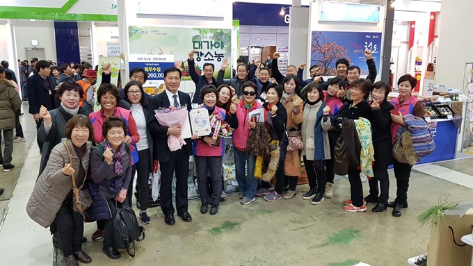 고령군 생활개선회 회원과 강소농 농가 회원들이 수상 후 기념촬영을 하고 있다. 고령군 제공