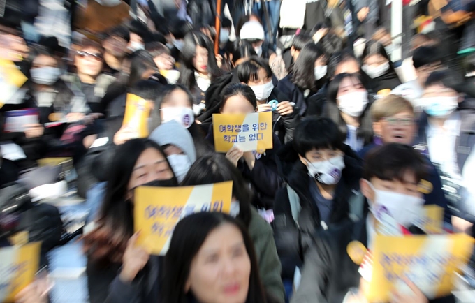 ‘학생의 날’이었던 지난 3일 오후 서울 파이낸스 빌딩 앞에서 열린 ‘여학생을 위한 학교는 없다’ 스쿨미투 집회에서 참가자들이 구호를 외치고 있다. 연합뉴스