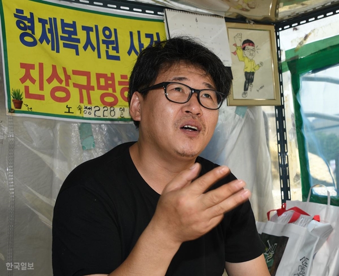 ‘진실의 힘’ 인권상 수상자인 형제복지원 피해자 한종선씨가 국회의사당역 앞에서 노숙농성을 하고 있다. 오대근 기자