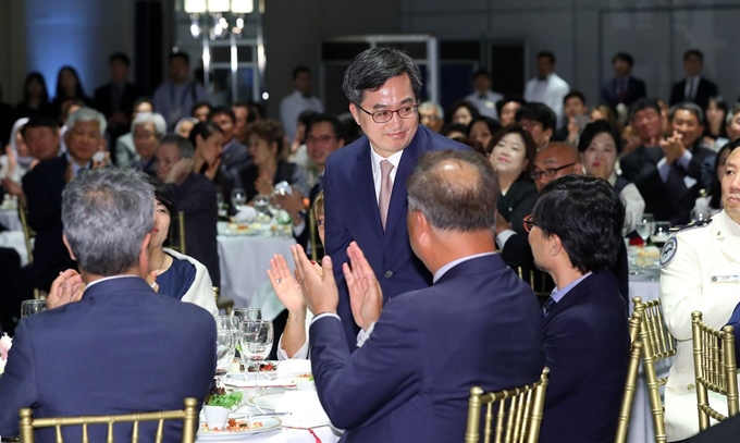 김동연(가운데) 경제부총리 겸 기획재정부 장관이 29일(현지시간) 아르헨티나 부에노스아이레스 한 호텔에서 열린 동포간담회에서 문재인 대통령의 소개에 인사하고 있다. 뉴시스