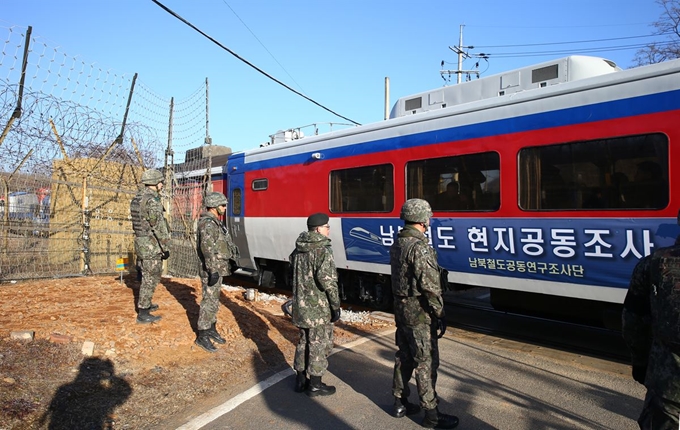 남북철도공동조사단이 탑승한 열차가 30일 오전 경기도 파주 군사분계선을 넘어 북으로 향하고 있다. 신상순 선임기자