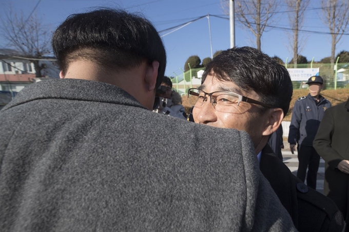 30일 오전 경기도 의정부시 고산동 의정부교도소에서 현승한 씨가 가석방된 종교·양심적 병역거부자 아들과 재회하고 있다. 연합뉴스