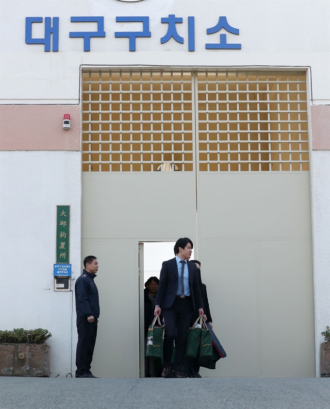 30일 오전 대구시 수성구 만촌동 대구구치소에서 양심적 병역거부자들이 출소하고 있다. 연합뉴스