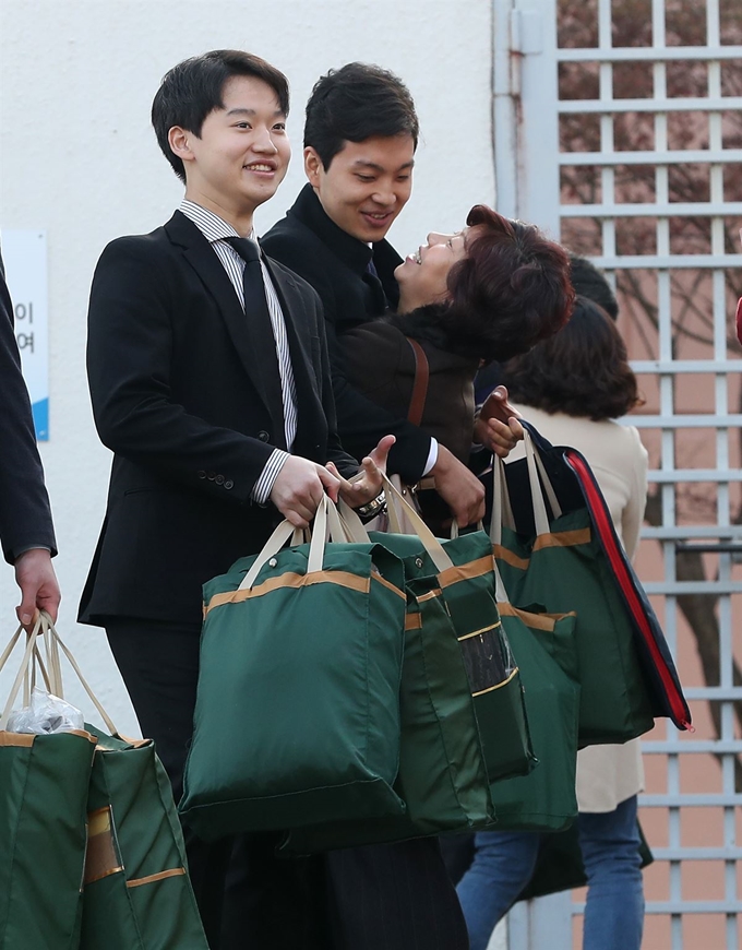 30일 오전 대구시 수성구 만촌동 대구구치소에서 출소한 양심적 병역거부자들이 마중 나온 가족과 인사하고 있다. 연합뉴스