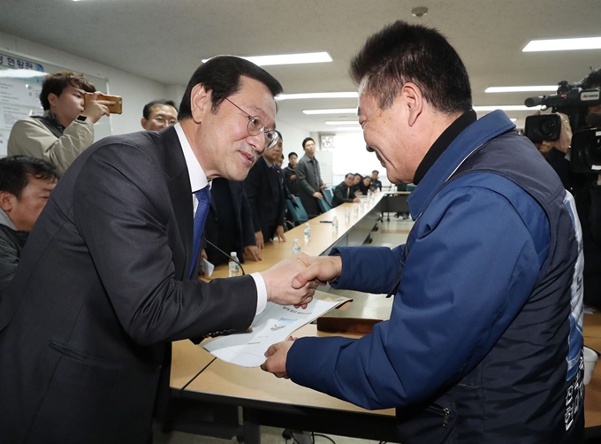 30일 오전 현대자동차 울산공장 노동조합 사무실을 방문한 이용섭(왼쪽) 광주광역시장 하부영 현대차 노조위원장과 악수하고 있다. 연합뉴스