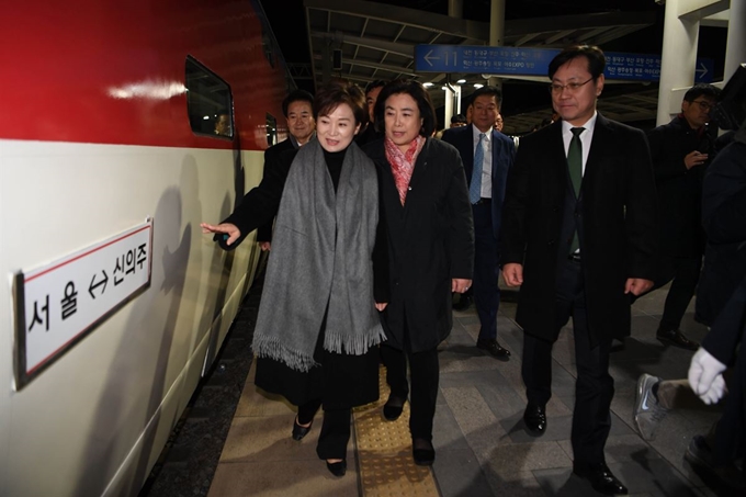 남북철도공동조사단 남측대표를 환송하기 위해 서울역을 찾은 김현미 국토교통부장관 등 환송단이 열차에 부착된 ‘서울<-> 신의주’ 표지판을 살펴보고 있다. 신상순 선임기자