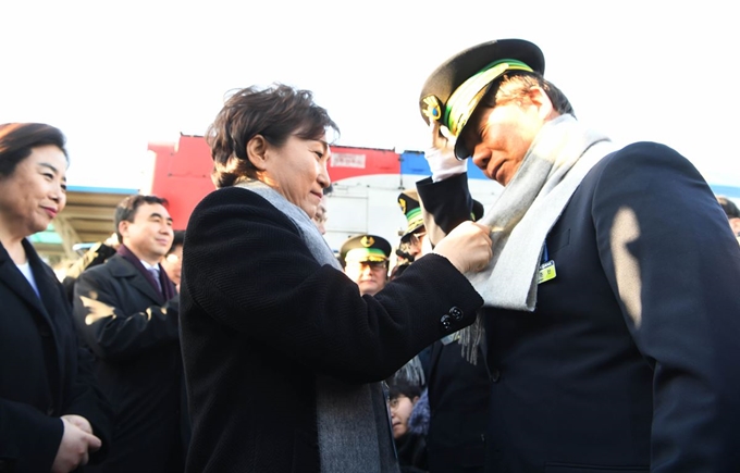 30일 경기 파주 도라산역에서 북한 신의주로 가는 남북철도현지공동 조사단이 탄 열차가 북한으로 출발 하기 전 김현미 국토부 장관이 기관사에게 목도리를 둘러주고 있다. 신상순 선임기자