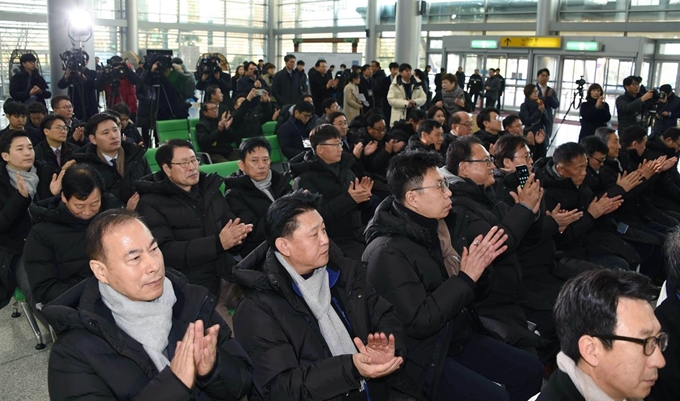 남북 철도 공동조사가 시작된 30일 남측 기관차 1량과 열차 6량이 남측 조사단 28명을 태우고 서울역을 출발해 북측 판문역에서 북측 기관차에 인계됐다. 조사단은 18일간 약 2,600km 구간을 조사할 예정이다. 이날 도라산역에서 열린 환송회에서 조사단원들이 박수를 치고 있다. 도라산역=신상순 기자