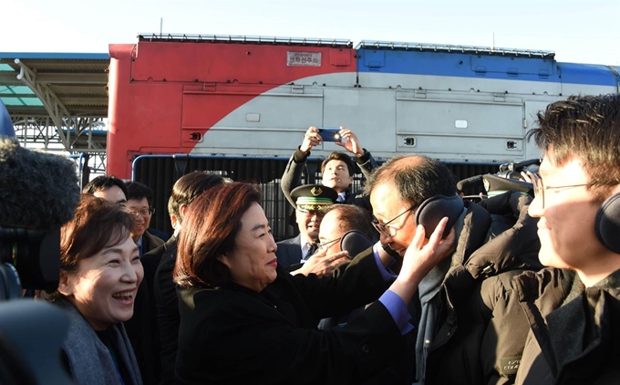 김현미 국토교통부장관(왼쪽부터)과 박순자 국회국토교통위원장이 조사단원들에게 귀마개를 씌워주고 있다. 도라산역=신상순 기자