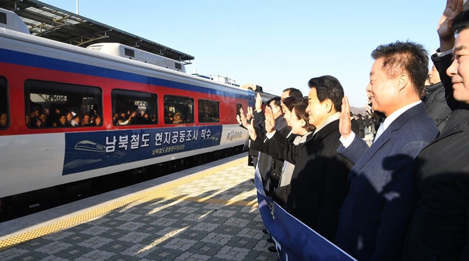 남북철도 공동조사단을 태운 열차가 30일 경기 파주 도라산역을 출발해 북한 신의주로 향하고 있다 .도라산=신상순 선임기자