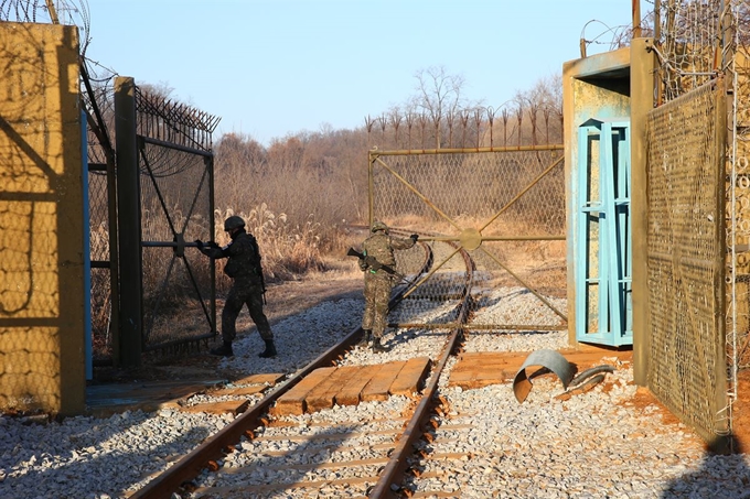 30일 오전 남북철도 공동조사를 위한 열차가 경의선 DMZ 통문을 통과하고 있다.신상순기자