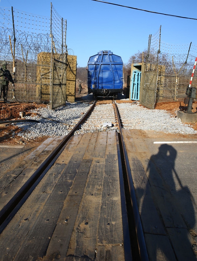 30일 오전 남북철도 공동조사를 위한 열차가 경의선 DMZ 통문을 통과하고 있다.신상순기자