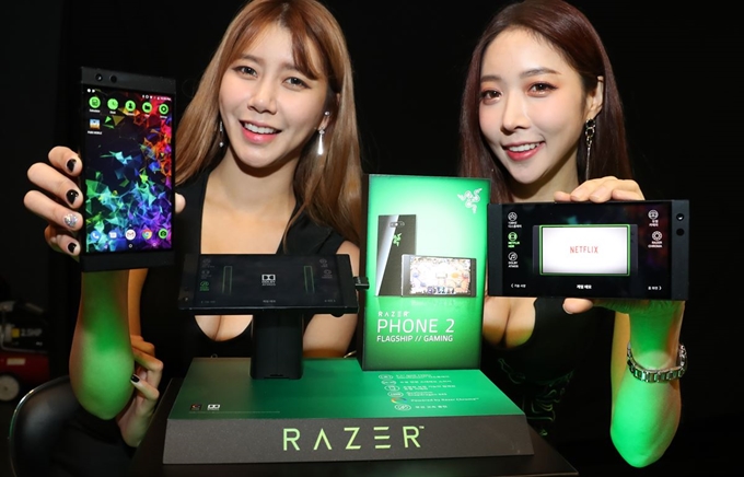 30일 오후 서울 서초구 넥슨아레나에서 모델들이 레이저폰 2(RAZER Phone 2)를 선보이고 있다. 뉴시스