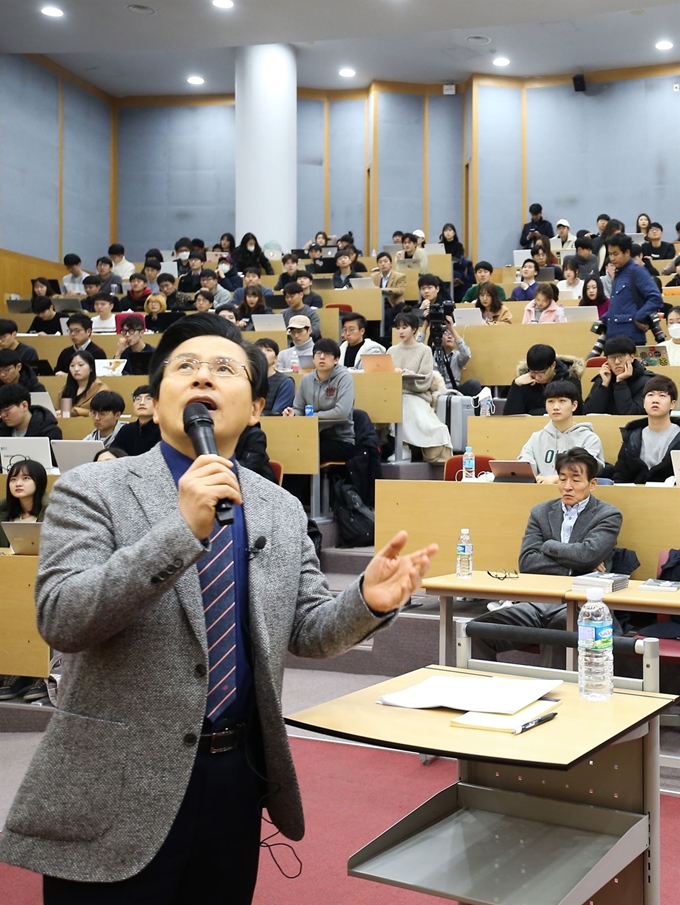 황교안 전 국무총리가 30일 서울 관악구 서울대학교에서 '청년과 경제 - 튀고, 다지고, 달리고, 꿈꾸자'라는 주제로 강연하고 있다. 연합뉴스