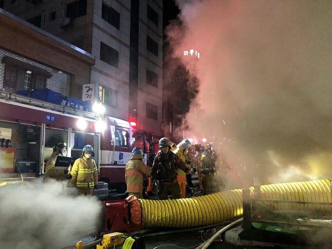 지난달 30일 오후 경기 수원시 한 상가건물에서 불이나 소방대원들이 화재를 진압하고 있다. 경기소방재난본부 제공