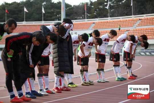 관중들에게 인사하며 고개를 들지 못하는 서울 선수들. 프로축구연맹 제공