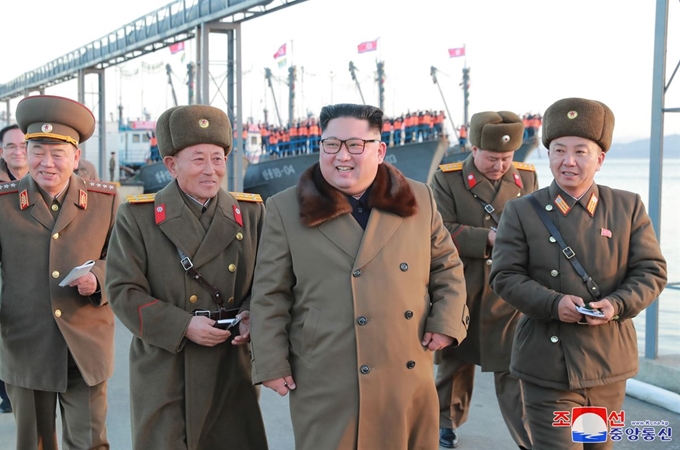 김정은 북한 국무위원장이 '겨울철 집중 어로전투'가 한창인 동해지구의 수산사업소들을 시찰했다고 조선중앙통신이 1일 보도했다. 조선중앙통신 연합뉴스