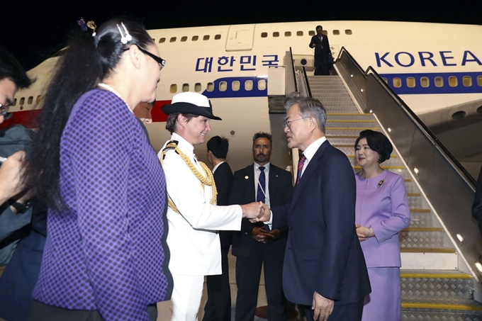 뉴질랜드를 국빈 방문한 문재인 대통령이 2일 오후 (현지시간) 뉴질랜드 오클랜드 국제공항에 도착, 엠마 그랜트 해군 중령(총독 대리)과 악수하고 있다. 연합뉴스