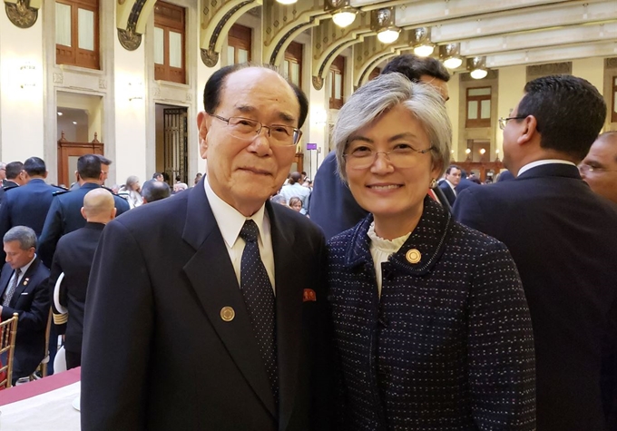 강경화(오른쪽) 외교부 장관이 1일(현지시간) 멕시코에서 열린 마누엘 로페스 오브라도르 멕시코 대통령 취임식에서 김영남 북한 최고인민회의 상임위원장과 만나 기념 촬영을 하고 있다. 강 장관과 김 상임위원장이 이날 환담했다고 외교부가 2일 전했다. 외교부 제공