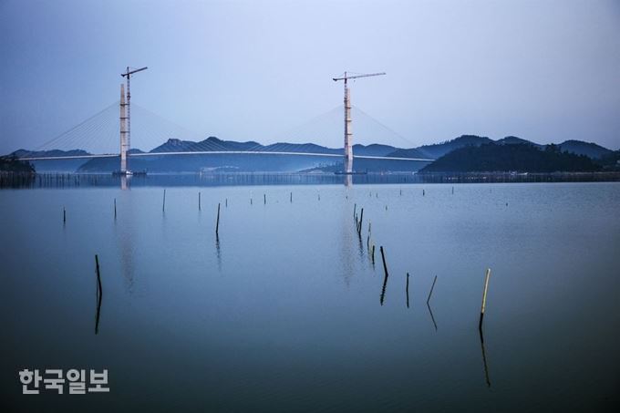 [저작권 한국일보]전남 신안군 압해도와 암태도를 연결하는 해상교량인 ‘천사대교’가 내년 2월 초 임시 개통된다. 한국일보 자료사진.