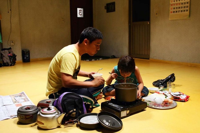 영화 '파송송 계란탁'의 한 장면. 서로 존재를 몰랐던 아빠와 아들이 여행 중 라면을 함께 끓여 먹으며 부자의 정을 쌓아가는 과정을 그렸다. CJ엔터테인먼트 제공