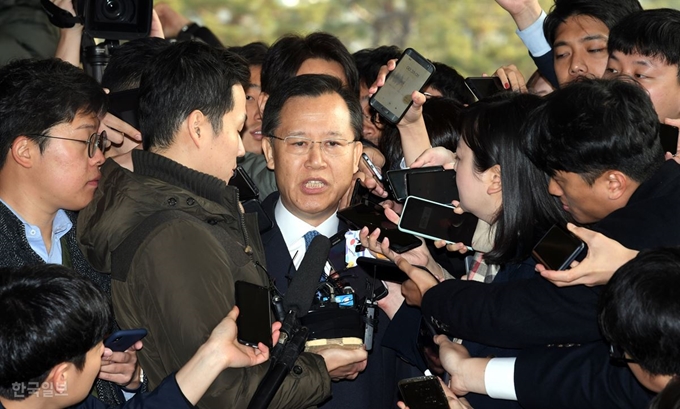 지난달 19일 양승태 전 대법원장 시절 사법행정권을 남용한 혐의를 받는 박병대 전 대법관이 서울 서초구 서울중앙지검에 피의자 신분으로 출석하며 취재진 질문에 답하고 있는 모습. 고영권 기자