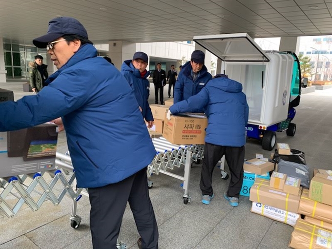 경북도청 시니어 택배사업단 배송원들이 3일 배달할 택배 물품을 전동카트에 옮겨 싣고 있다. 경북도 제공