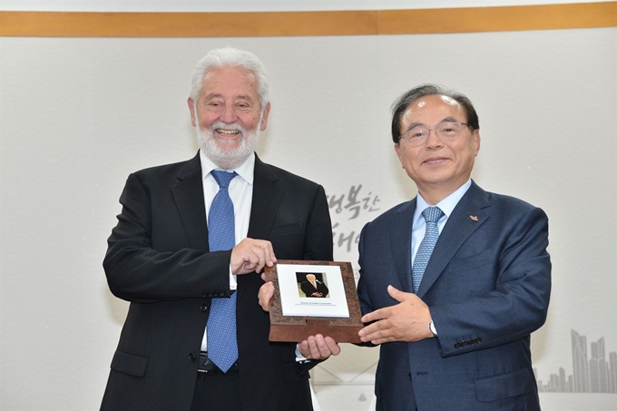 국제박람회기구 로세르탈레스(왼쪽) 사무총장과 오거돈 부산시장.