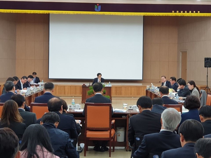 [한국일보 자료사진]전남도의회 전남교육청 행정사무감사가 지난달 19일 오전 2층 회의실에서 열렸다.