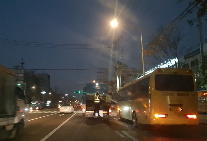 대구 서구 환경미화원들이 아침 청소에 나서면서 새 장갑이 아닌 헌 장갑을 끼고 있다. 김민규기자 whitekmg@hankookilbo.com