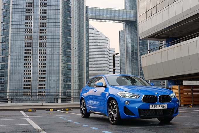 조용히 판매를 시작한 BMW X2와 함께 자유로를 달렸다.