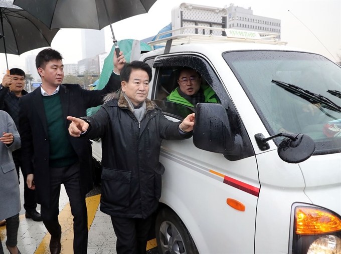 민주평화당 정동영 대표가 국회 본청 앞에 설치할 천막을 실은 차량과 함께 3일 국회 정문으로 진입하고 있다. 연합뉴스