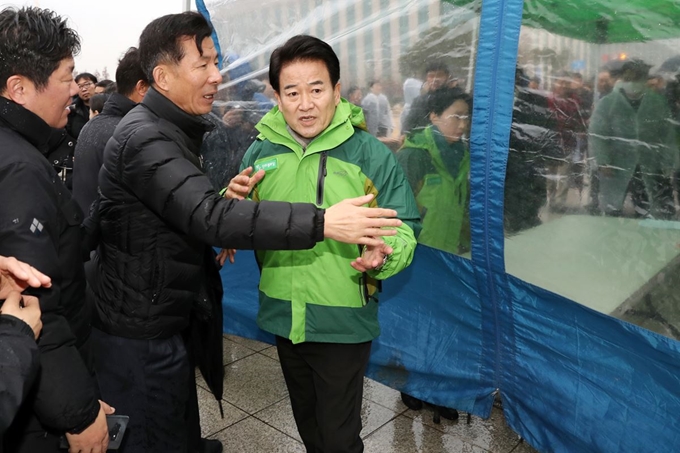 정동영 민주평화당 대표가 3일 서울 여의도 국회 본관 앞에서 연동형 비례대표제 도입을 촉구하며 천막당사를 설치하던 중 국회 방호원과 마찰을 빚고 있다. 뉴스1