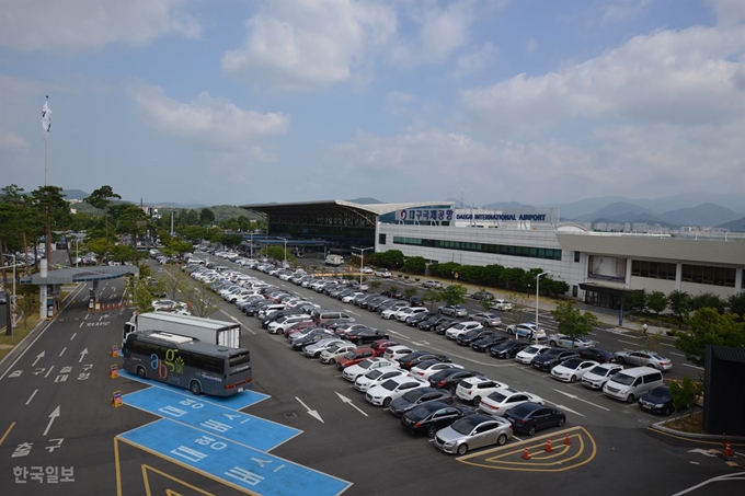 [저작권 한국일보]대구국제공항 이용객이 늘면서 청사 앞 주차장에 자가용들이 가득 주차해 있다. 전준호기자