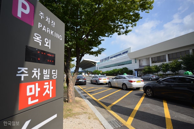 [저작권 한국일보]대구국제공항 이용객이 늘면서 만차 상태인 주차장 옆으로 택시가 지나가고 있다. 전준호기자